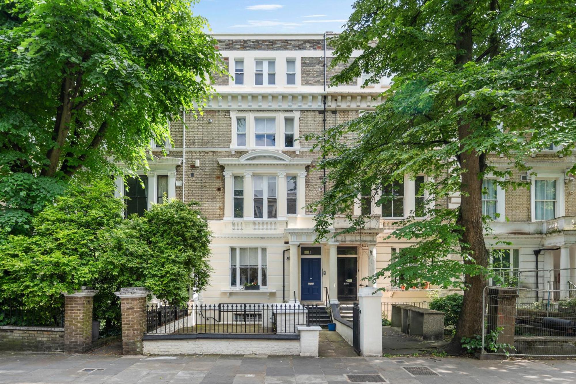 Apartment House Of Cambridge Gardens In Notting Hill *