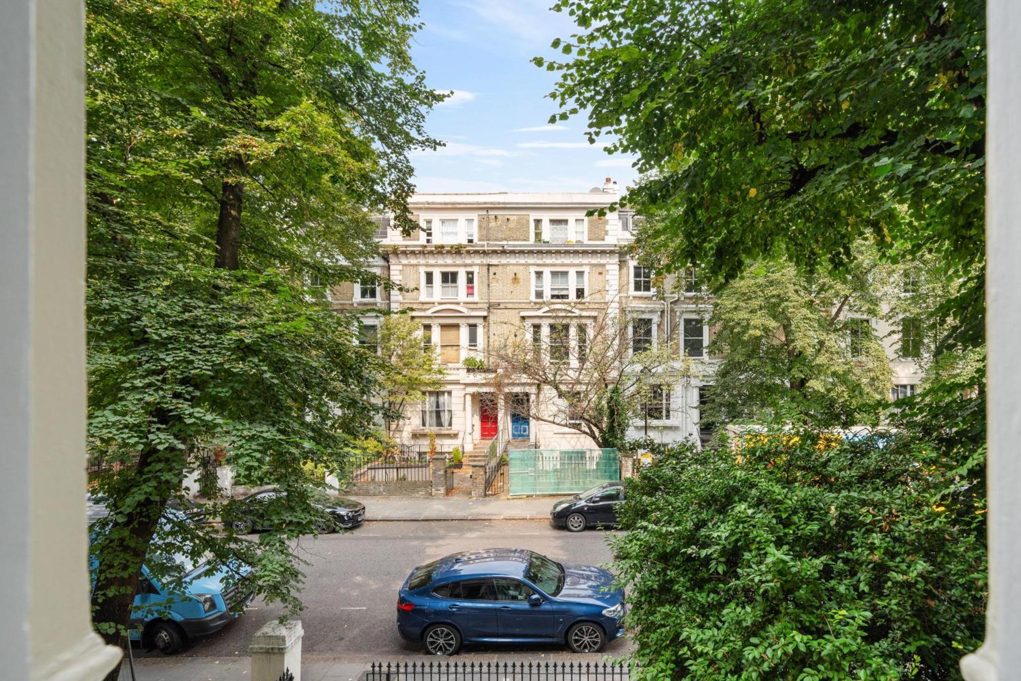 Apartment House Of Cambridge Gardens In Notting Hill *